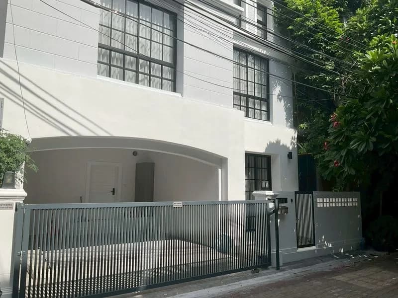 ให้เช่าทาวน์โฮม 4 ชั้น Renovate ใหม่ ซอยเอกมัย 12 ใกล้โรงเรียนนานาชาติ 4 ห้องนอน