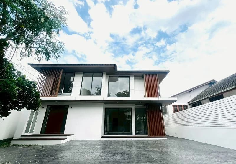 ให้เช่าบ้านเดี่ยวหรู 2 ชั้น ปรีดีพนมยงค์ 42 ใกล้ Bangkok Prep 4 ห้องนอน